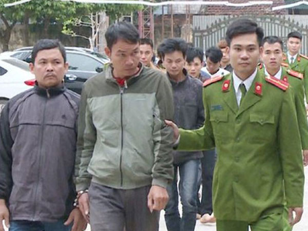 Đột kích chiếc thuyền đậu trên sông, bắt 16 người đang say sưa đánh bạc