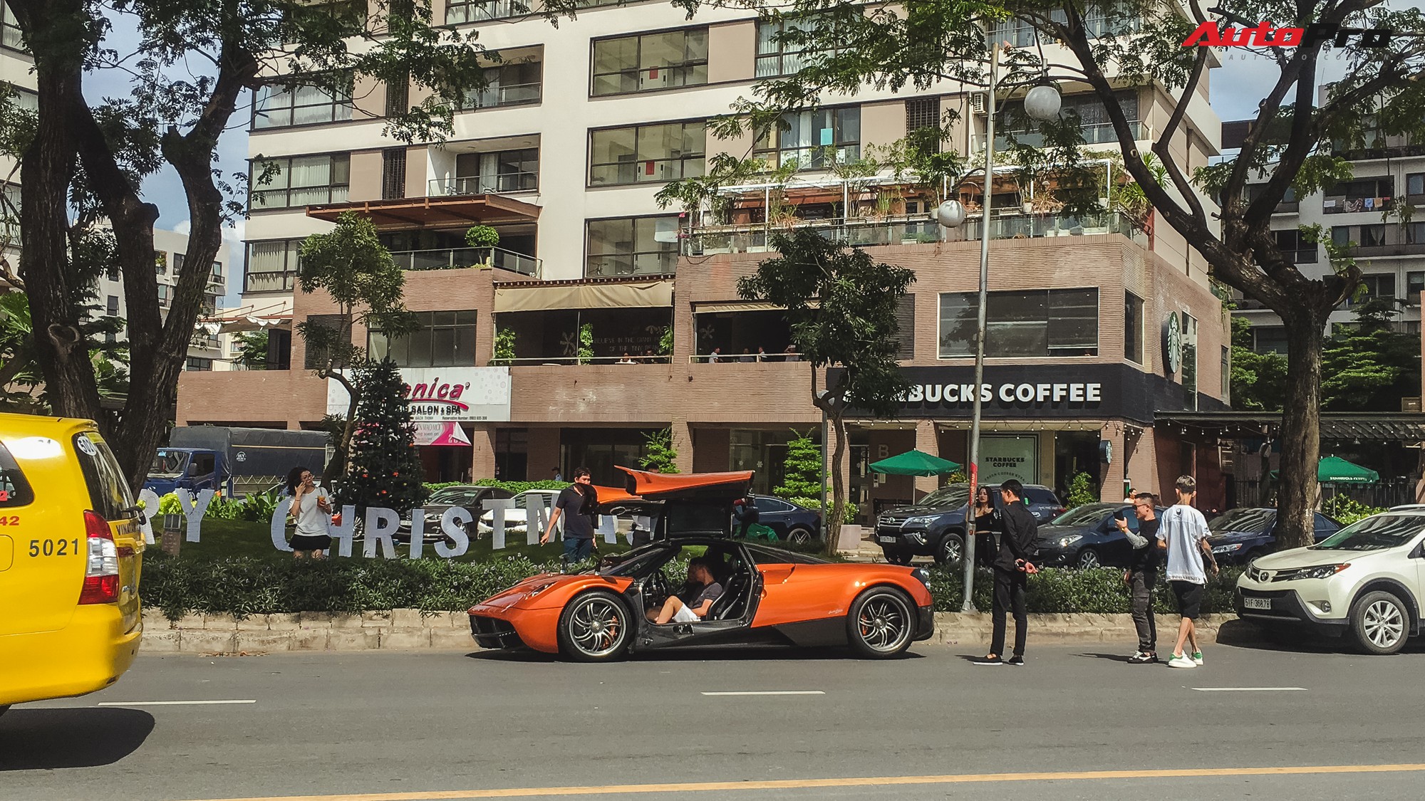 Minh nhựa cho Pagani Huayra tái xuất với màn tăng tốc ấn tượng trên phố