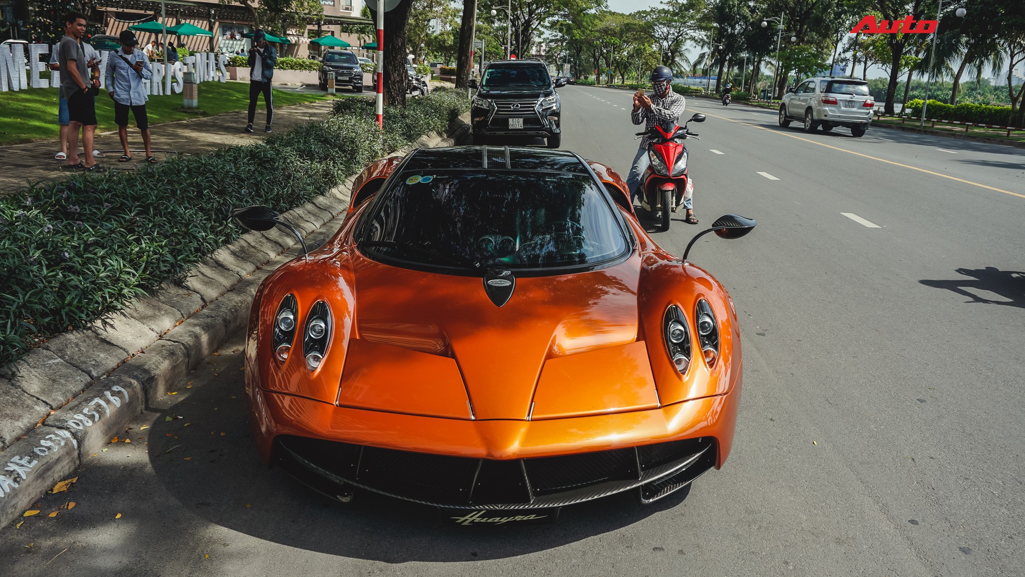 Minh nhựa cho Pagani Huayra tái xuất với màn tăng tốc ấn tượng trên phố