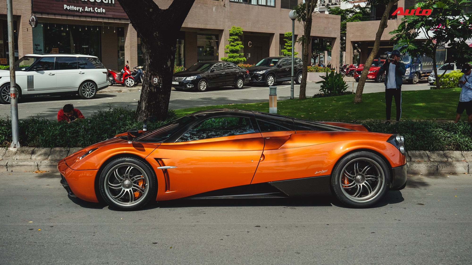 Minh nhựa cho Pagani Huayra tái xuất với màn tăng tốc ấn tượng trên phố