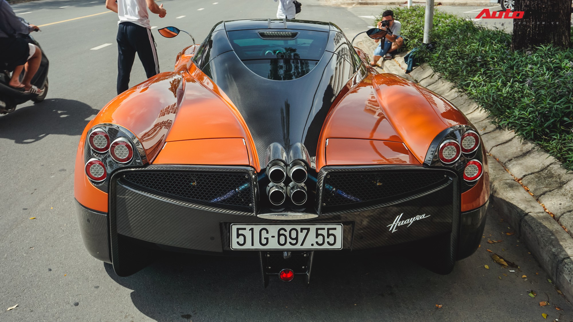 Minh nhựa cho Pagani Huayra tái xuất với màn tăng tốc ấn tượng trên phố