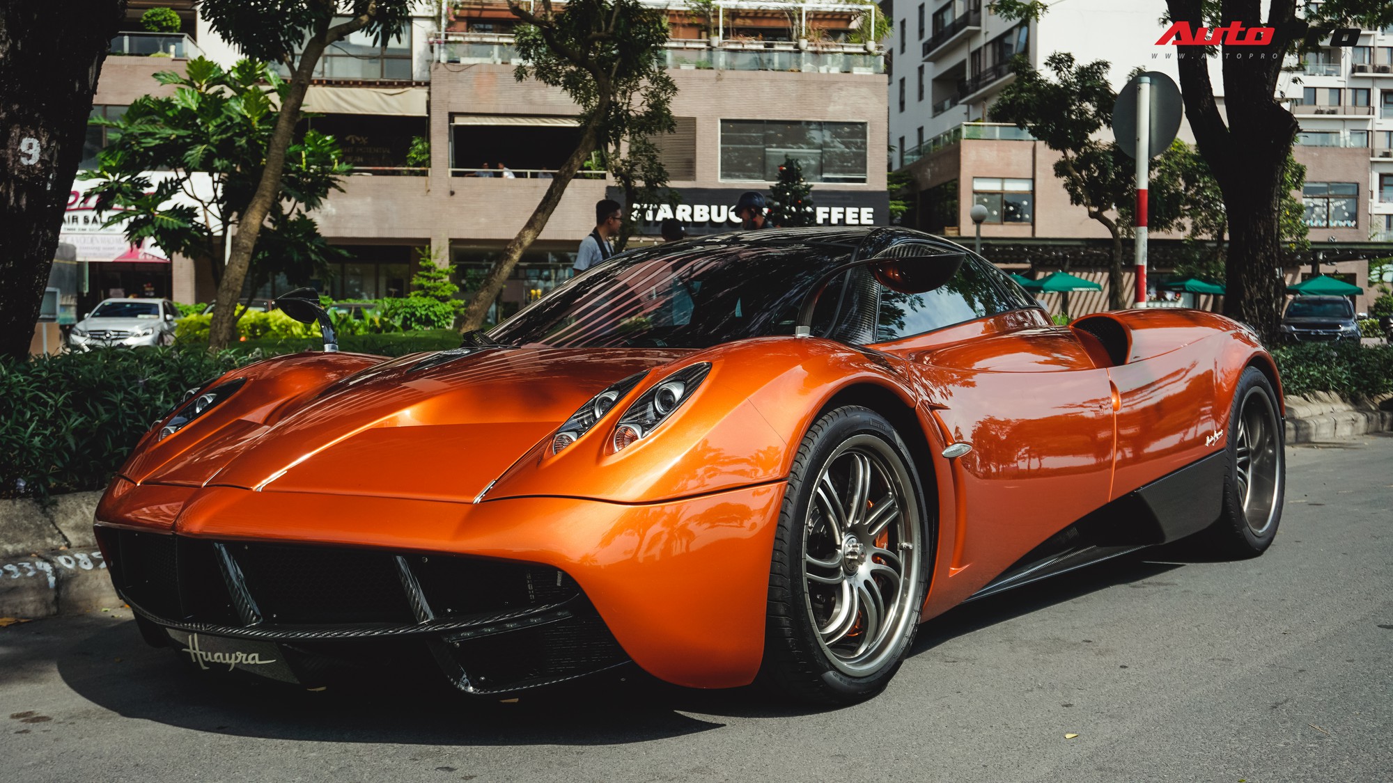 Minh nhựa cho Pagani Huayra tái xuất với màn tăng tốc ấn tượng trên phố