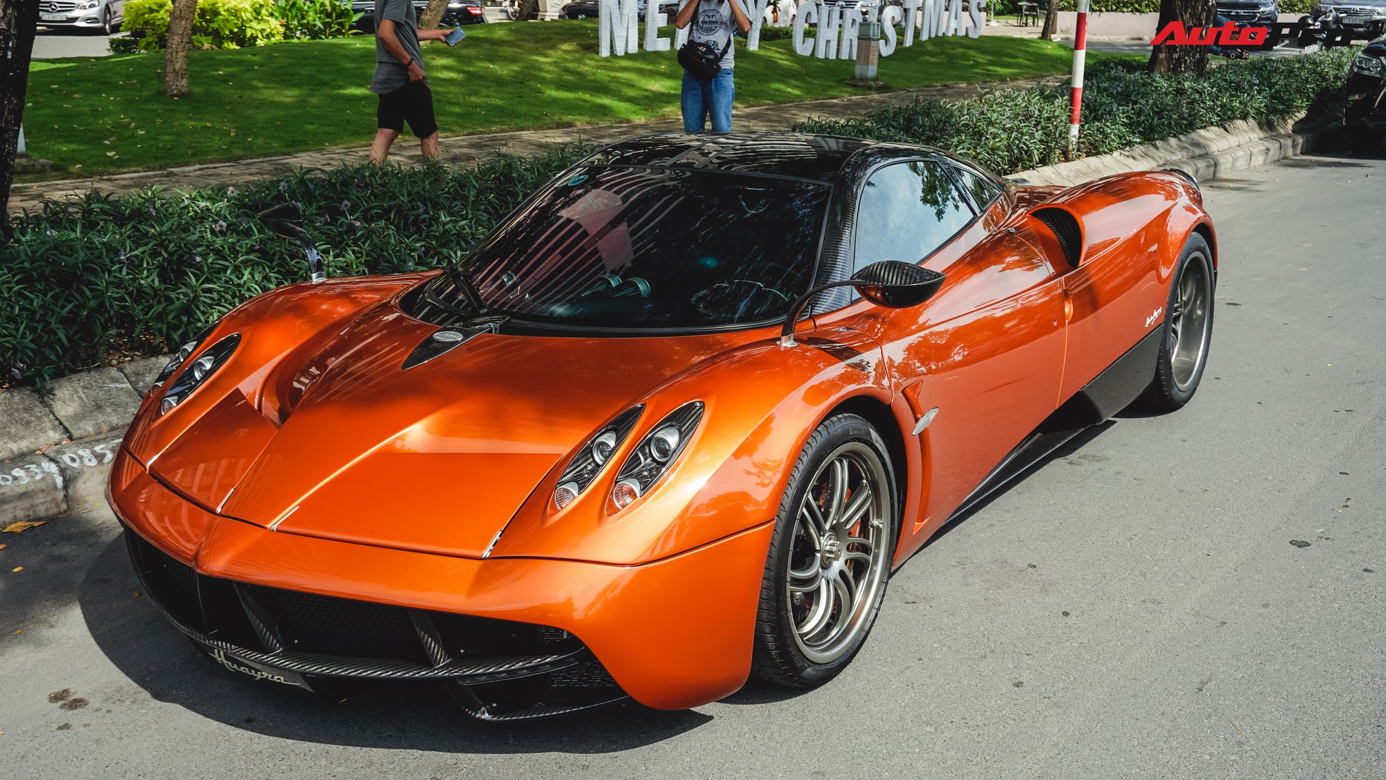 Minh nhựa cho Pagani Huayra tái xuất với màn tăng tốc ấn tượng trên phố