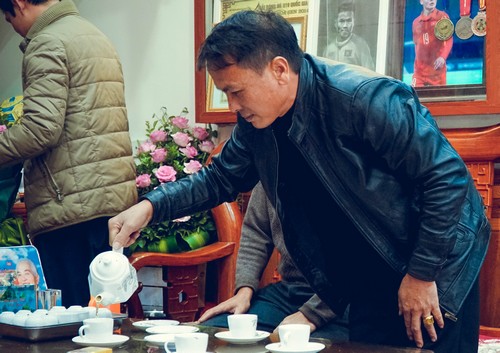 Bố mẹ đón Quang Hải về nhà bằng nồi lẩu bò