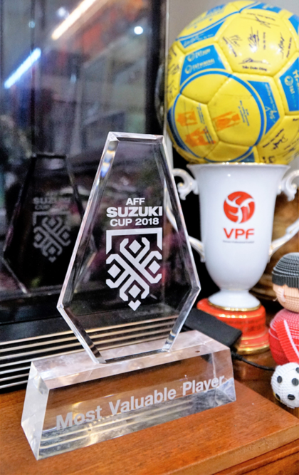 Bố mẹ đón Quang Hải về nhà bằng nồi lẩu bò