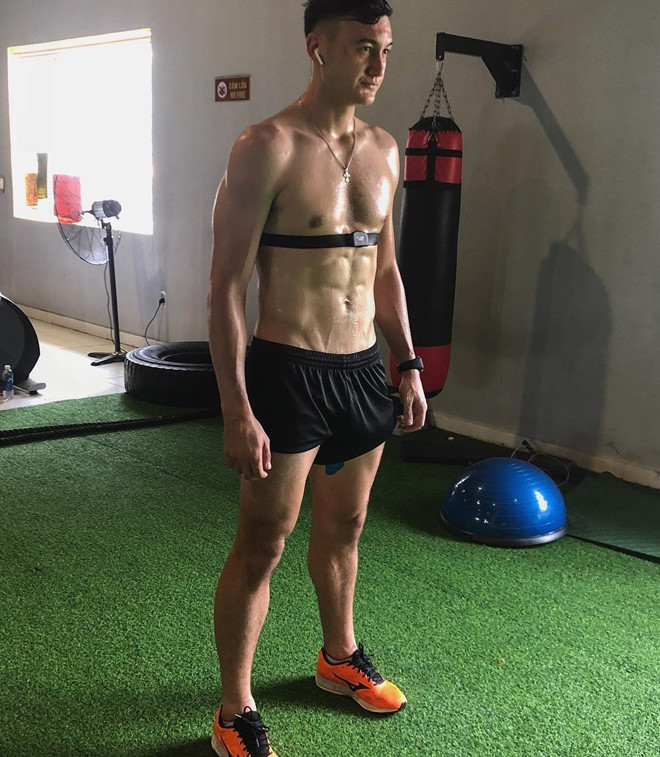 Cầu thủ nào sở hữu thân hình 6 múi hot nhất đội tuyển Việt Nam?