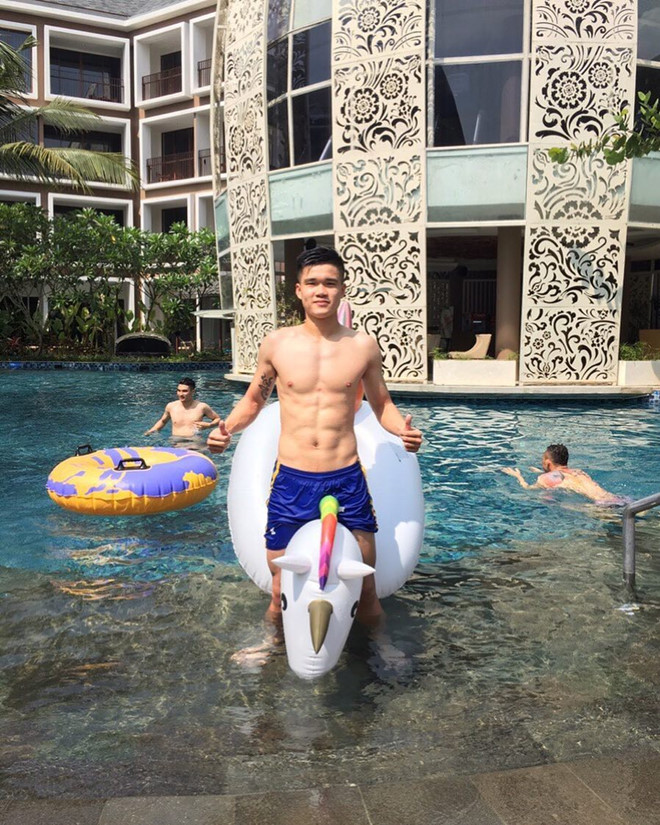 Cầu thủ nào sở hữu thân hình 6 múi hot nhất đội tuyển Việt Nam?