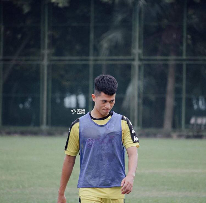 Chân dung chàng trung vệ Trần Đình Trọng qua con mắt của các fangirl: Chẳng gắt như trên sân bóng, lại cực mê game và thích chọc con nít Chân dung chàng trung vệ Trần Đình Trọng qua con mắt của các fangirl: Chẳng gắt như trên sân bóng, lại cực mê game và thích chọc con nít