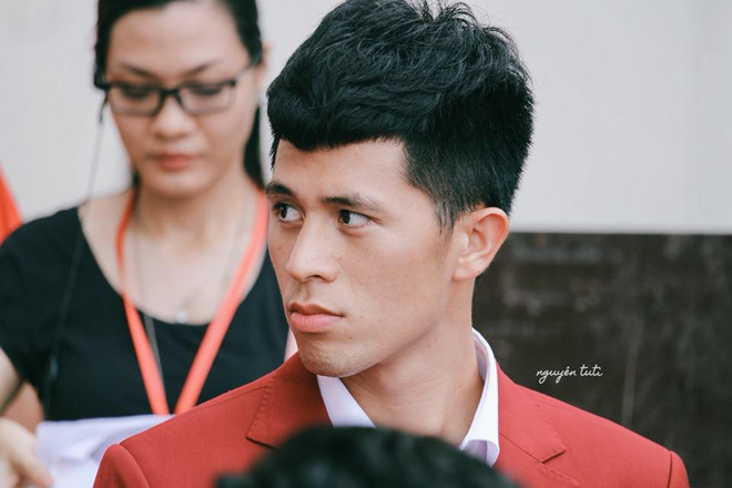 Chân dung chàng trung vệ Trần Đình Trọng qua con mắt của các fangirl: Chẳng gắt như trên sân bóng, lại cực mê game và thích chọc con nít Chân dung chàng trung vệ Trần Đình Trọng qua con mắt của các fangirl: Chẳng gắt như trên sân bóng, lại cực mê game và thích chọc con nít