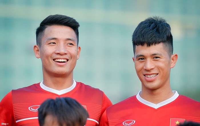 Chân dung chàng trung vệ Trần Đình Trọng qua con mắt của các fangirl: Chẳng gắt như trên sân bóng, lại cực mê game và thích chọc con nít Chân dung chàng trung vệ Trần Đình Trọng qua con mắt của các fangirl: Chẳng gắt như trên sân bóng, lại cực mê game và thích chọc con nít