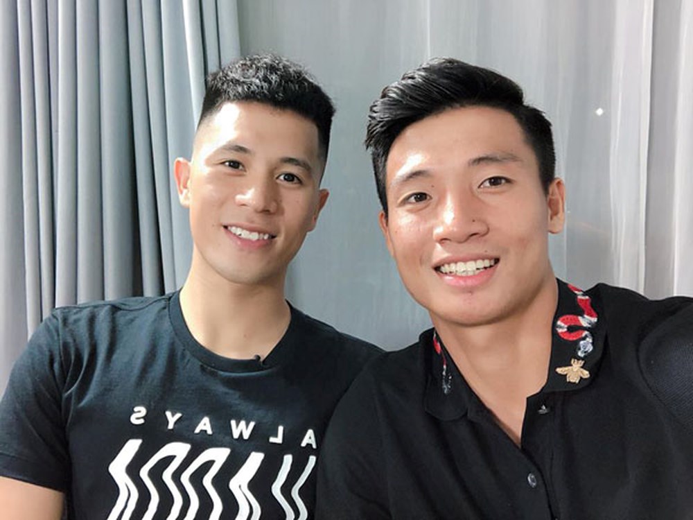 Chân dung chàng trung vệ Trần Đình Trọng qua con mắt của các fangirl: Chẳng gắt như trên sân bóng, lại cực mê game và thích chọc con nít Chân dung chàng trung vệ Trần Đình Trọng qua con mắt của các fangirl: Chẳng gắt như trên sân bóng, lại cực mê game và thích chọc con nít