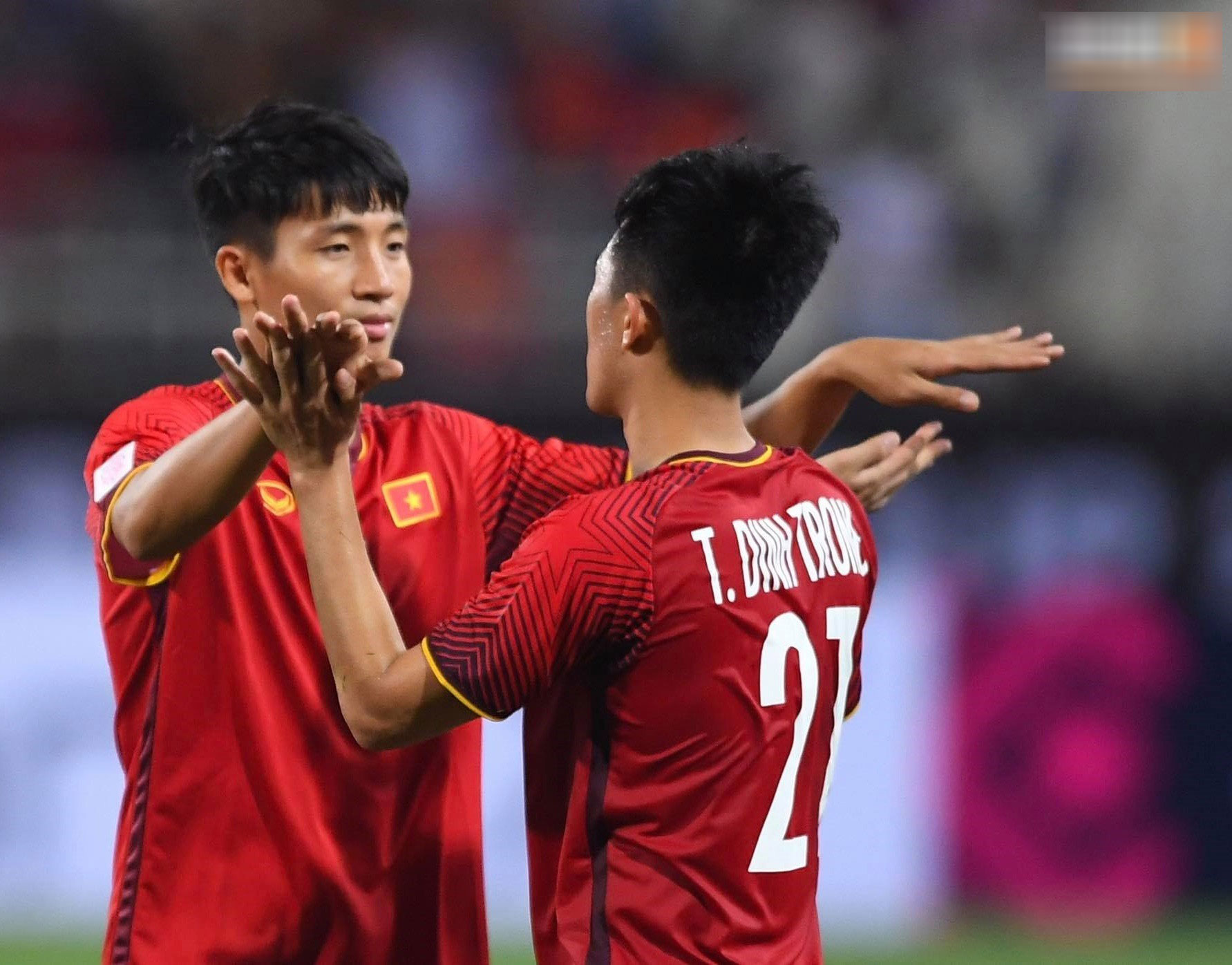 Chân dung chàng trung vệ Trần Đình Trọng qua con mắt của các fangirl: Chẳng gắt như trên sân bóng, lại cực mê game và thích chọc con nít Chân dung chàng trung vệ Trần Đình Trọng qua con mắt của các fangirl: Chẳng gắt như trên sân bóng, lại cực mê game và thích chọc con nít