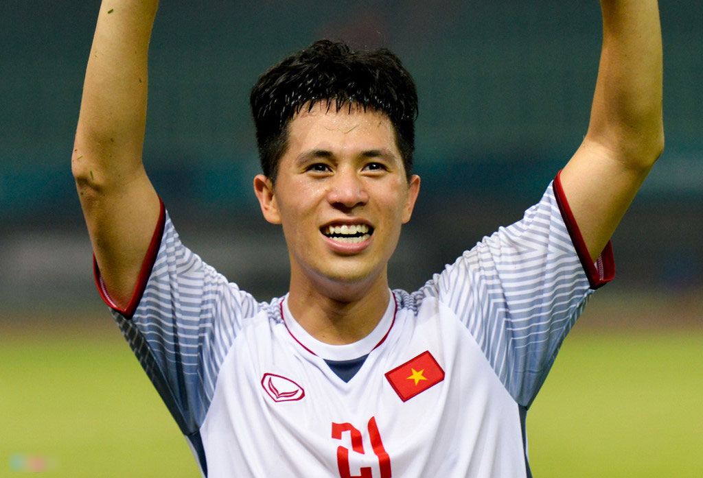 Chân dung chàng trung vệ Trần Đình Trọng qua con mắt của các fangirl: Chẳng gắt như trên sân bóng, lại cực mê game và thích chọc con nít Chân dung chàng trung vệ Trần Đình Trọng qua con mắt của các fangirl: Chẳng gắt như trên sân bóng, lại cực mê game và thích chọc con nít