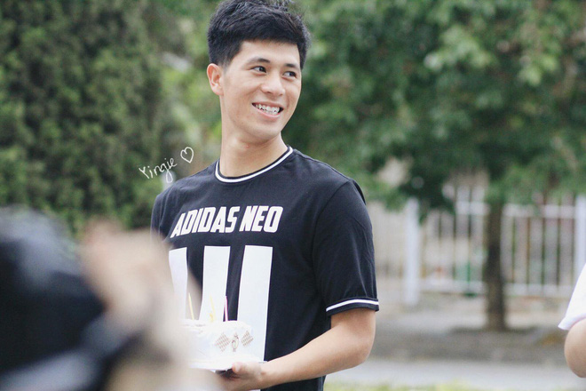 Chân dung chàng trung vệ Trần Đình Trọng qua con mắt của các fangirl: Chẳng gắt như trên sân bóng, lại cực mê game và thích chọc con nít Chân dung chàng trung vệ Trần Đình Trọng qua con mắt của các fangirl: Chẳng gắt như trên sân bóng, lại cực mê game và thích chọc con nít