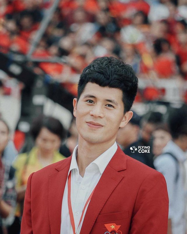 Chân dung chàng trung vệ Trần Đình Trọng qua con mắt của các fangirl: Chẳng gắt như trên sân bóng, lại cực mê game và thích chọc con nít Chân dung chàng trung vệ Trần Đình Trọng qua con mắt của các fangirl: Chẳng gắt như trên sân bóng, lại cực mê game và thích chọc con nít