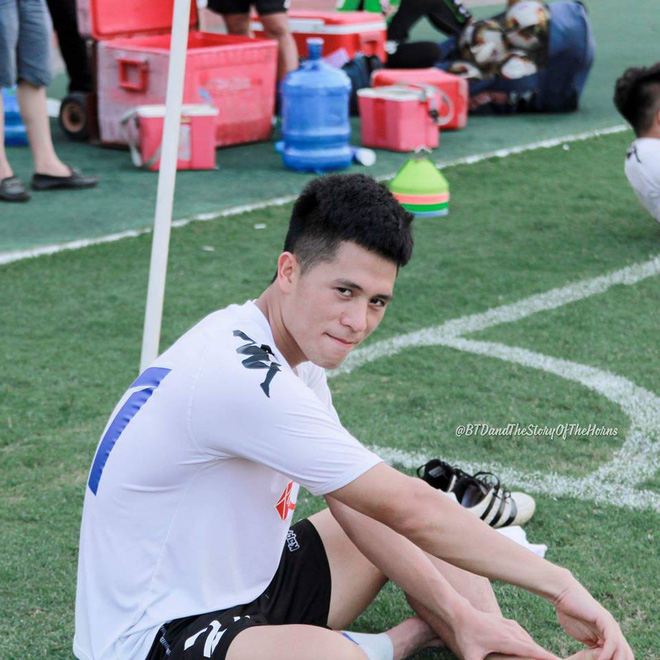 Chân dung chàng trung vệ Trần Đình Trọng qua con mắt của các fangirl: Chẳng gắt như trên sân bóng, lại cực mê game và thích chọc con nít Chân dung chàng trung vệ Trần Đình Trọng qua con mắt của các fangirl: Chẳng gắt như trên sân bóng, lại cực mê game và thích chọc con nít