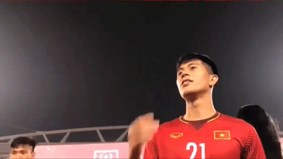 Khoảnh khắc Đình Trọng dáo dác tìm anh Dũng dù chuẩn bị lên nhận cúp khiến cộng đồng mạng dậy sóng