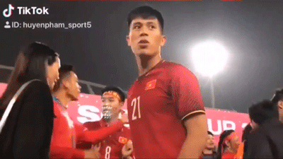 Khoảnh khắc Đình Trọng dáo dác tìm anh Dũng dù chuẩn bị lên nhận cúp khiến cộng đồng mạng dậy sóng