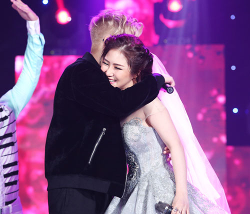 Liên tục bị hỏi về chuyện tình với Bùi Anh Tuấn, Hương Tràm đáp trả: Mọi người cứ hỏi về Bùi Anh Tuấn thì sao lại bảo tôi dùng chuyện tình cảm để PR?