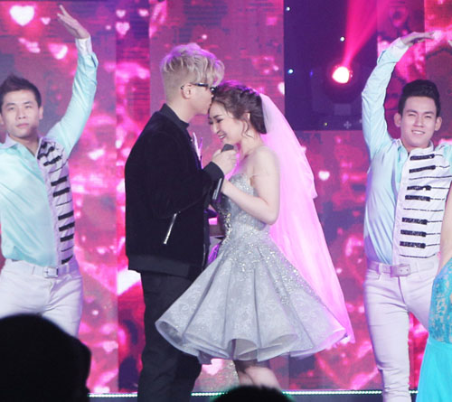 Liên tục bị hỏi về chuyện tình với Bùi Anh Tuấn, Hương Tràm đáp trả: Mọi người cứ hỏi về Bùi Anh Tuấn thì sao lại bảo tôi dùng chuyện tình cảm để PR?