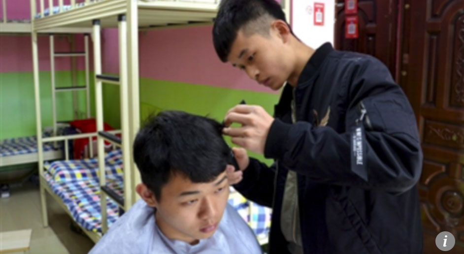 Nam sinh kiếm bộn tiền nhờ mở salon tóc ngay trong ký túc xá dù chỉ lấy khoảng 20 nghìn cho 1 lần cắt