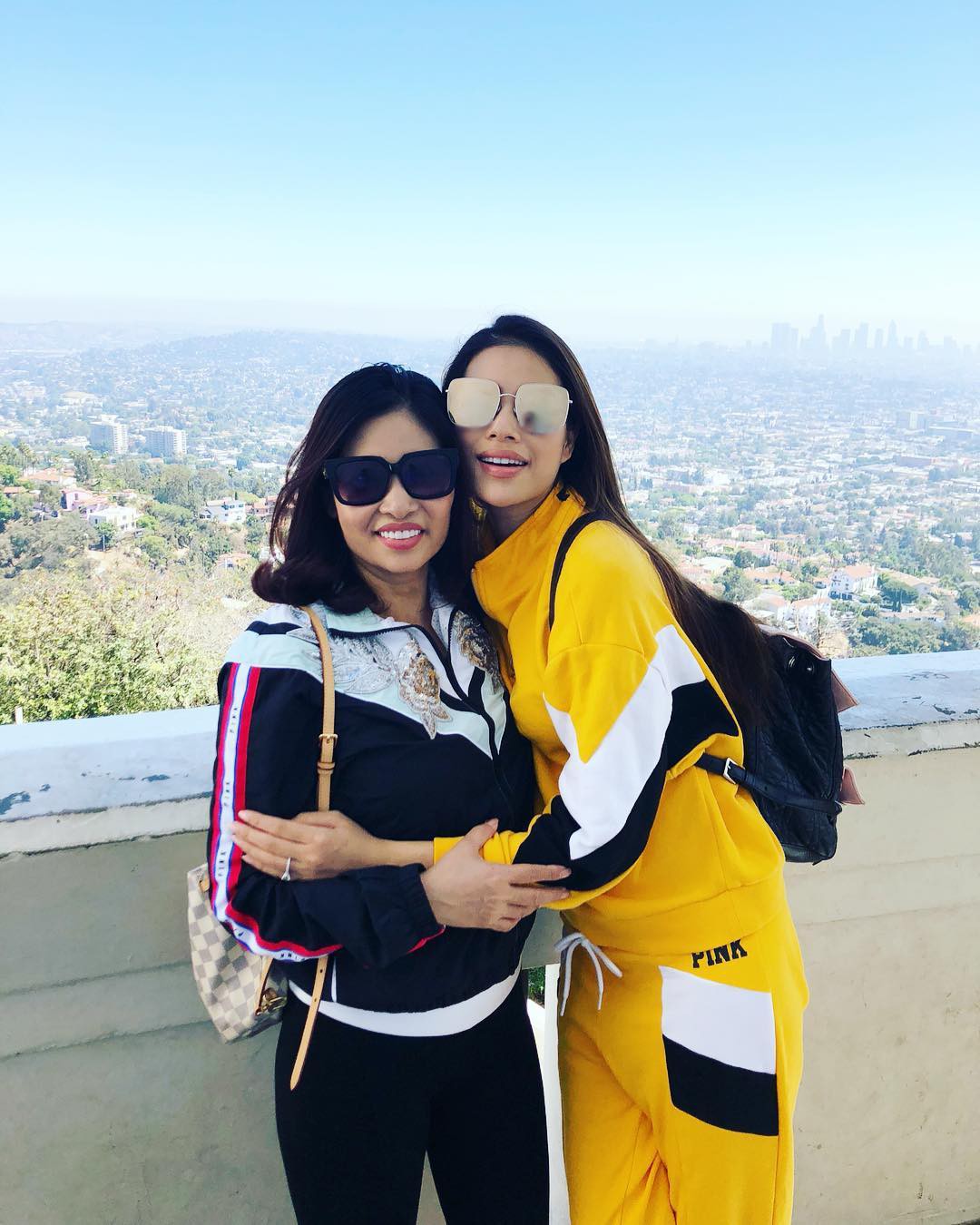 Lâu lâu mới đăng ảnh mẹ, Phạm Hương khiến cư dân mạng nhầm tưởng cô em gái nào đó của Hoa hậu Lâu lâu mới đăng ảnh mẹ, Phạm Hương khiến cư dân mạng nhầm tưởng cô em gái nào đó của Hoa hậu