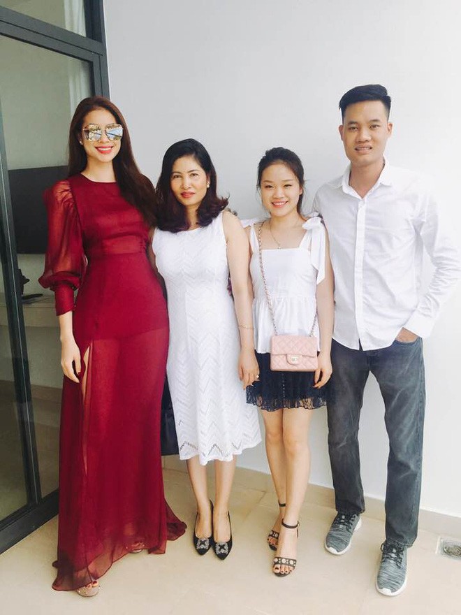 Lâu lâu mới đăng ảnh mẹ, Phạm Hương khiến cư dân mạng nhầm tưởng cô em gái nào đó của Hoa hậu
