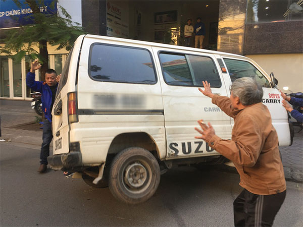 Góc đoàn kết: Người dân cùng nhau giải cứu chiếc ô tô gặp nạn lật ngang trên vỉa hè Hà Nộ