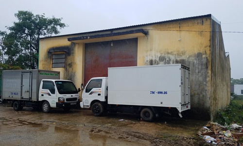 Hàng mì tôm đổ sập đè chết một người