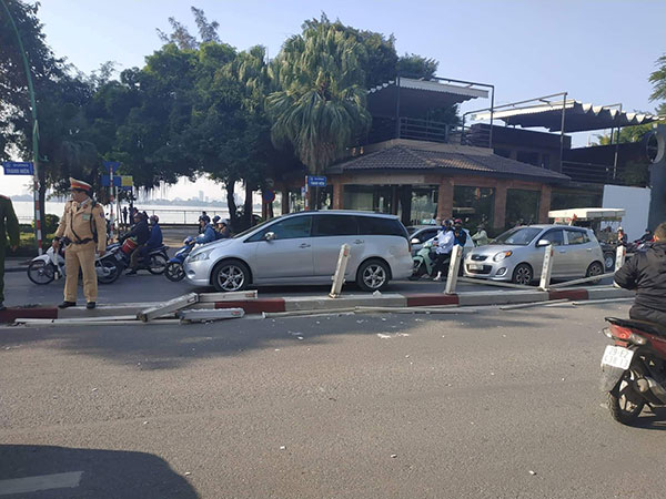 Hà Nội: Xế hộp mất lái tông đổ giải phân cách, phi lên vỉa hè rồi đâm nát lan can lao thẳng xuống Hồ Tây