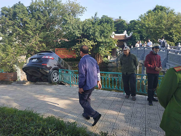 Hà Nội: Xế hộp mất lái tông đổ giải phân cách, phi lên vỉa hè rồi đâm nát lan can lao thẳng xuống Hồ Tây