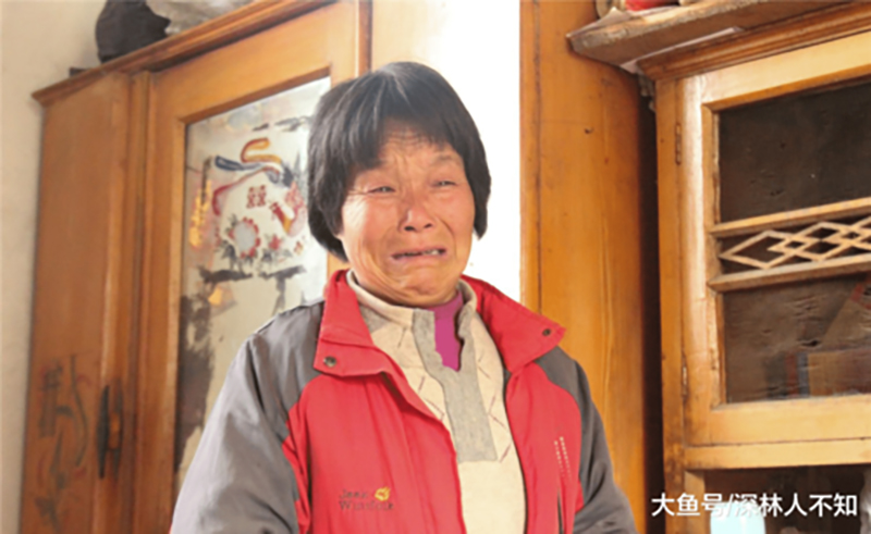 Xót xa cảnh bé trai 7 tuổi cầu xin được vào trại mồ côi khi cha mất, mẹ ôm tiền bỏ đi