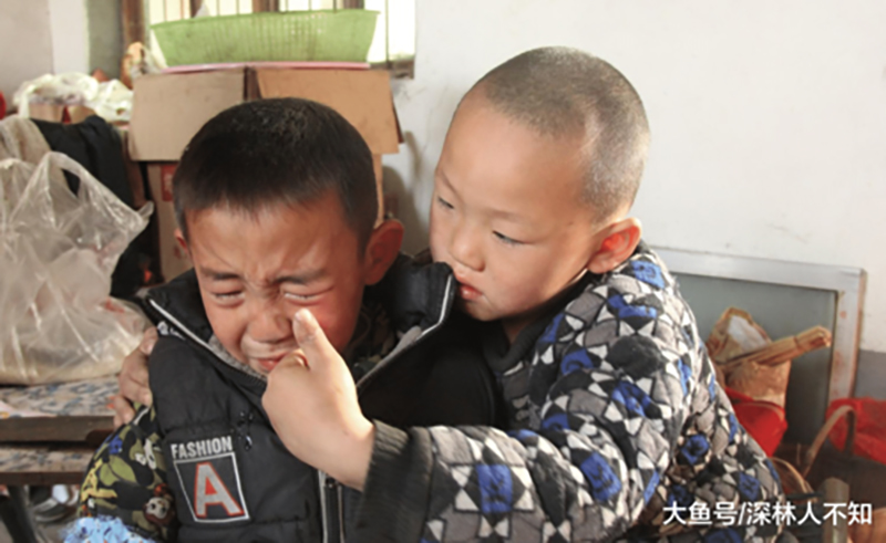 Xót xa cảnh bé trai 7 tuổi cầu xin được vào trại mồ côi khi cha mất, mẹ ôm tiền bỏ đi