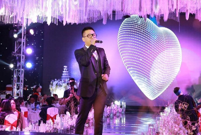 Chú rể Hải Phòng lái ôtô vào hội trường, mời Tuấn Hưng hát đám cưới