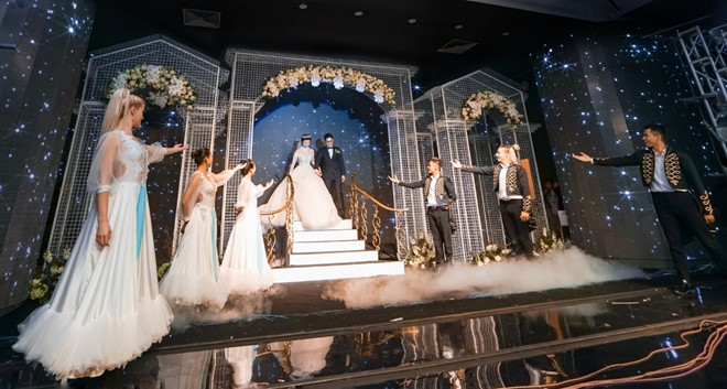 Chú rể Hải Phòng lái ôtô vào hội trường, mời Tuấn Hưng hát đám cưới