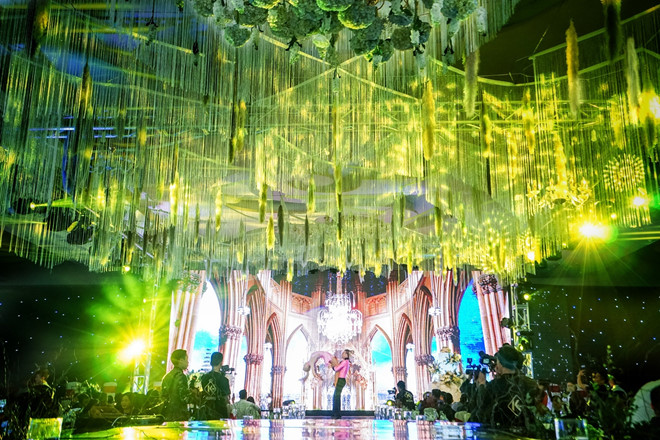 Chú rể Hải Phòng lái ôtô vào hội trường, mời Tuấn Hưng hát đám cưới