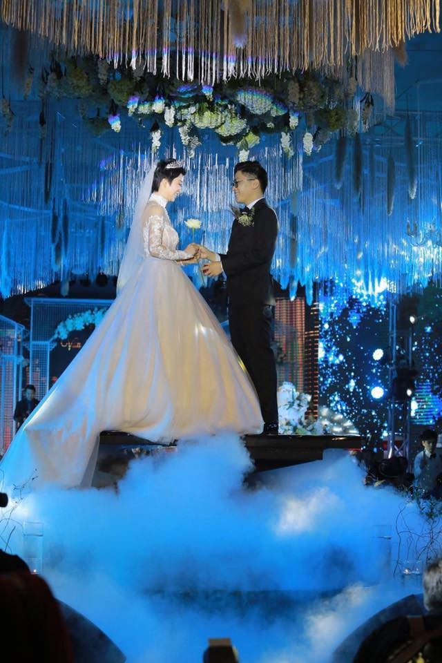 Chú rể Hải Phòng lái ôtô vào hội trường, mời Tuấn Hưng hát đám cưới