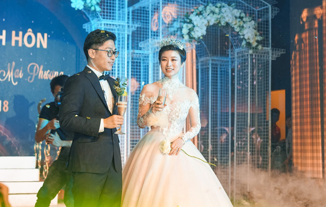 Chú rể Hải Phòng lái ôtô vào hội trường, mời Tuấn Hưng hát đám cưới