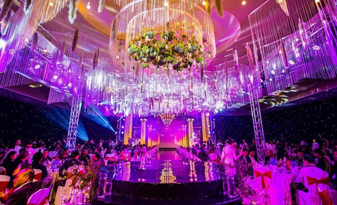 Chú rể Hải Phòng lái ôtô vào hội trường, mời Tuấn Hưng hát đám cưới