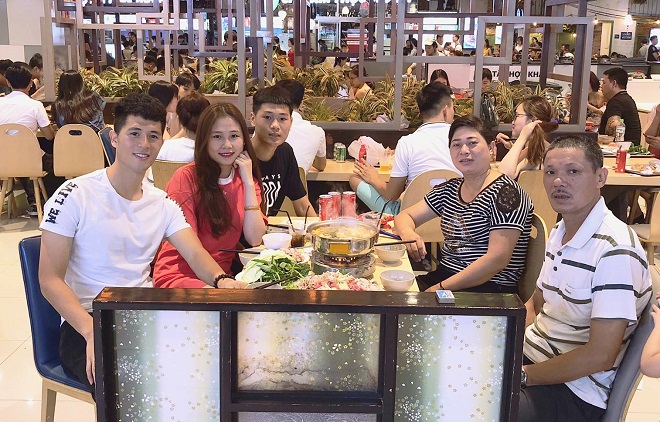 Bỏ lỡ Asian Cup, trung vệ thép Đình Trọng về thăm nhà trước khi đi phẫu thuật