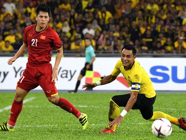 Bỏ lỡ Asian Cup, trung vệ thép Đình Trọng về thăm nhà trước khi đi phẫu thuật