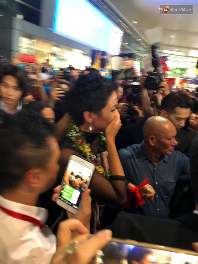 Kiêu hãnh trên đất khách, HHen Niê bật khóc tại sân bay Việt Nam sau thành tích lịch sử Top 5 Miss Universe 2018