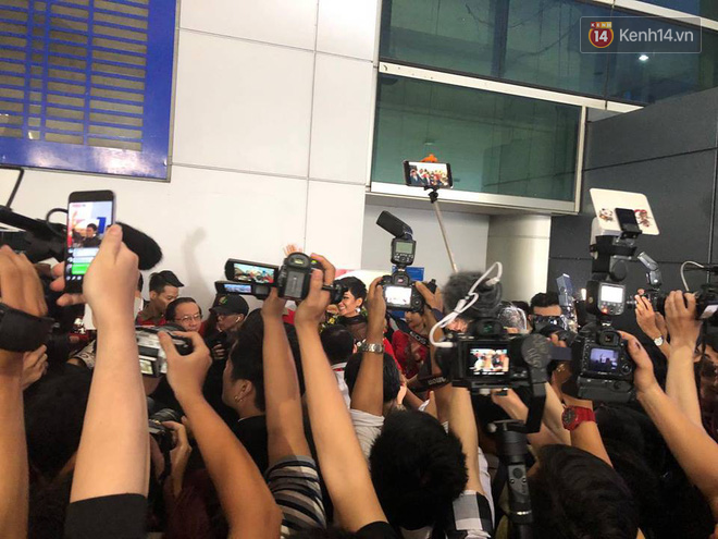 Kiêu hãnh trên đất khách, HHen Niê bật khóc tại sân bay Việt Nam sau thành tích lịch sử Top 5 Miss Universe 2018