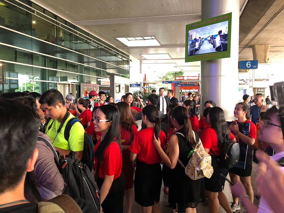 Kiêu hãnh trên đất khách, HHen Niê bật khóc tại sân bay Việt Nam sau thành tích lịch sử Top 5 Miss Universe 2018