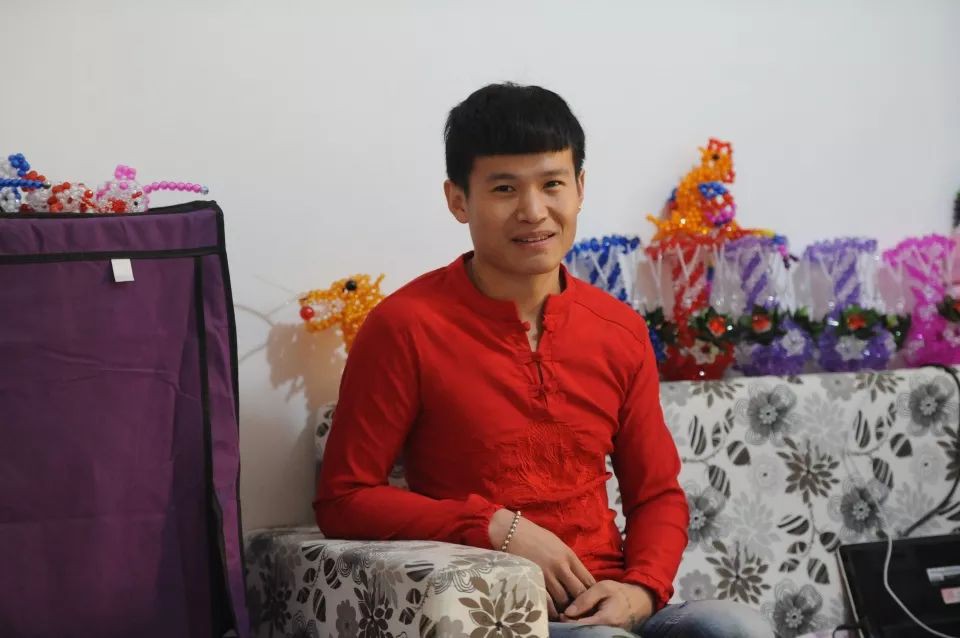 Chàng trai 28 tuổi định tự tử nhưng được bà 65 cứu giúp, anh bèn cưới luôn ân nhân làm vợ