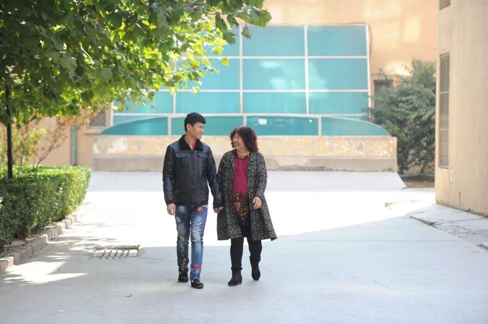 Chàng trai 28 tuổi định tự tử nhưng được bà 65 cứu giúp, anh bèn cưới luôn ân nhân làm vợ