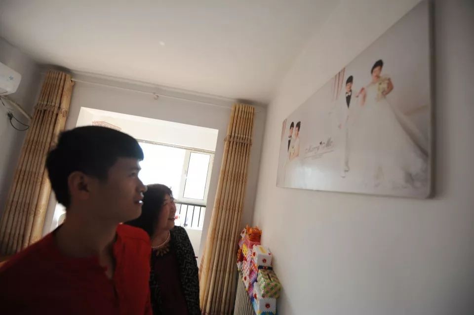 Chàng trai 28 tuổi định tự tử nhưng được bà 65 cứu giúp, anh bèn cưới luôn ân nhân làm vợ