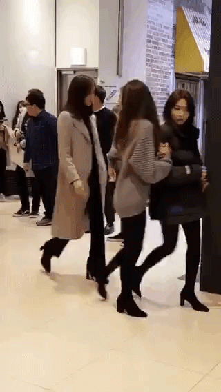 Tròn 1 năm Jonghyun qua đời, Taeyeon, Yoona, Suho và dàn sao nhà SM đồng loạt đến buổi lễ tưởng nhớ đầy ý nghĩa