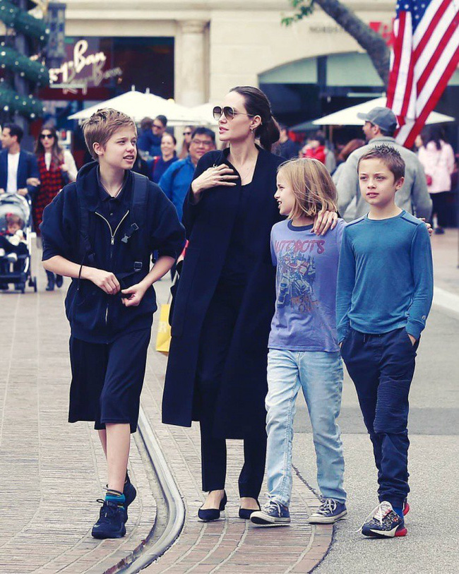 Angelina Jolie đưa con ruột đi chơi sau khi tố chồng cũ từng ghét bỏ Pax Thiên Angelina Jolie đưa con ruột đi chơi sau khi tố chồng cũ từng ghét bỏ Pax Thiên