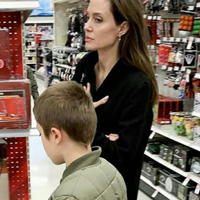 Angelina Jolie đưa con ruột đi chơi sau khi tố chồng cũ từng ghét bỏ Pax Thiên Angelina Jolie đưa con ruột đi chơi sau khi tố chồng cũ từng ghét bỏ Pax Thiên